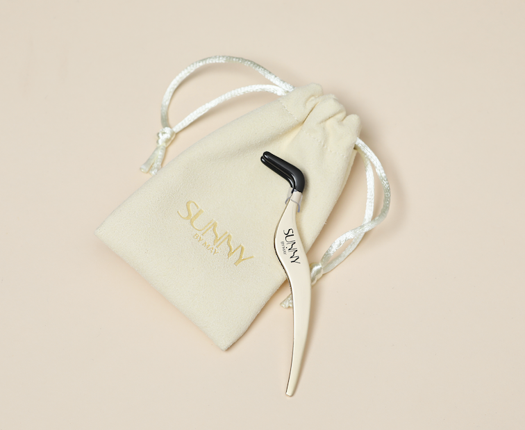 Eyelash tweezers and pouch